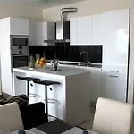 Beautiful And Luxury In Centre Apartment